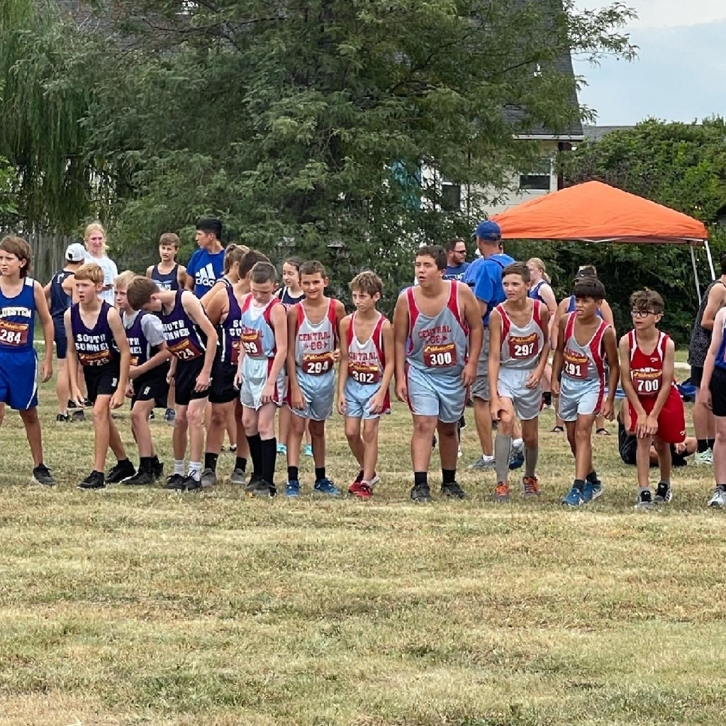 cross country runners line up at start